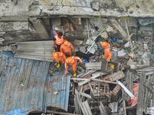 महाराष्ट्र के भिवंडी में हुए बिल्डिंग हादसे में मरने वालों की संख्या बढ़कर 13 हुई, देखें दिल दहलाने वाली तस्वीरें