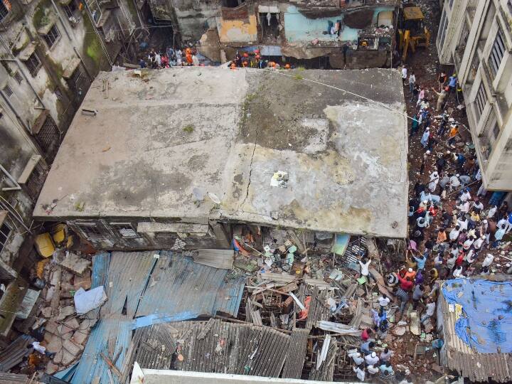 भिवंडी के पुलिस उपायुक्त राजकुमार शिंदे ने बताया कि इमारत गिरने के बाद नगर निकाय के अधिकारियों की शिकायत पर इमारत के मालिक सैय्यद अहमद जिलानी के खिलाफ भारतीय दंड संहिता की धारा-337,338, 304 (2) के तहत प्राथमिकी दर्ज की गई है. उन्होंने कहा कि भिवंडी में 102 खतरनाक इमारतों को पहले ही खाली करा लिया गया है.