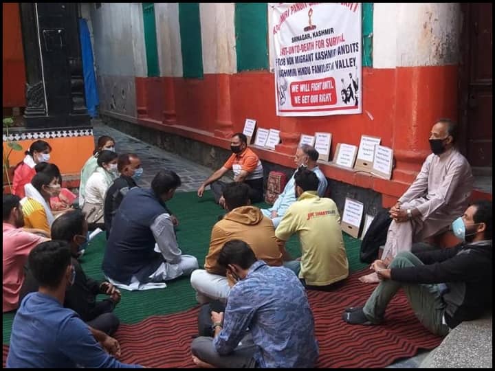 सरकारी वादे पूरे नहीं होने से खफा हैं घाटी में रहने वाले कश्मीरी पंडित, इन मांगों को लेकर बैठे आमरण अनशन पर