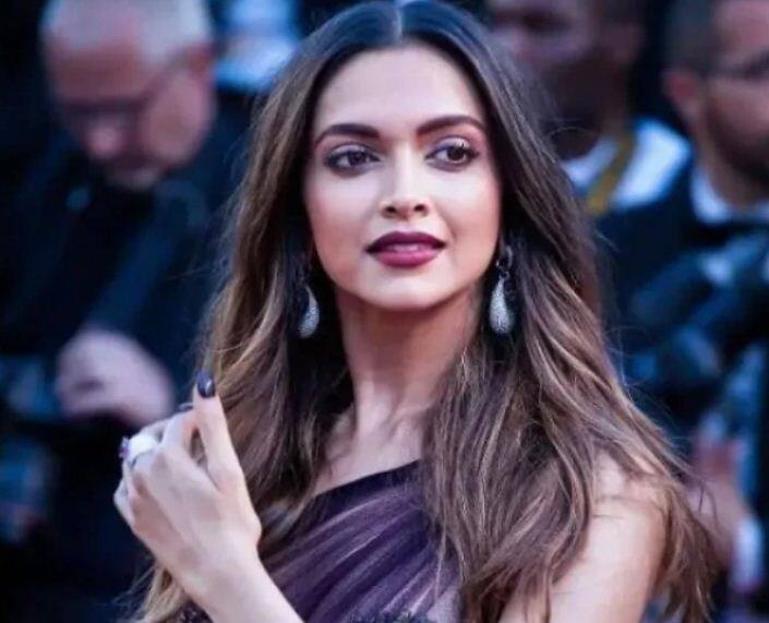 सुशांत सिंह राजपूत की मौत मामले से जुड़े ड्रग्स केस में हर दिन नए खुलासे हो रहे हैं. मामले की जांच कर रही एनसीबी लगातार अपनी जांच का दायरा बढ़ा रही है. जानकारी के मुताबिक अब इसमें बॉलिवुड एक्ट्रेस दीपिका पादुकोण का भी नाम सामने आया है.