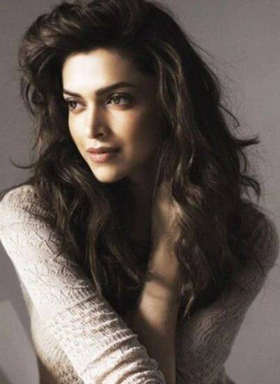 सुशांत सिंह राजपूत केस में आए ड्रग्स मामले में रिया चक्रवर्ती गिरफ्तार हैं. उन्होंने एनसीबी को कई अहम खुलासे किए हैं. उन्होंने 25 बॉलीवुड सेलेब्स के नाम बताए हैं, जो ड्रग्स का इस्तेमाल करते हैं या तस्करी करते हैं.