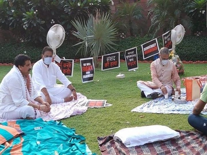 RS Deputy Chairman Harivansh brings tea for the MP who protesting at Parliament