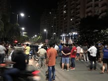 यूपी: ग्रेटर नोएडा में गौर सिटी के बिल्डर ने काटी बिजली-पानी, सड़कों पर उतरे लोग