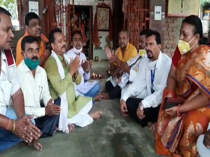 Party workers offer prayers at Hanuman temple to improve LJP president's health ann केंद्रीय मंत्री रामविलास पासवान की स्वास्थ्य में सुधार के लिए पार्टी कार्यकर्ताओं ने हनुमान मंदिर में की पूजा अर्चना