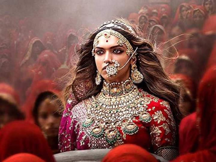 वही, साल 2017 में जनवरी में फिल्म 'पद्मावत' की रिलीज से पहले देश में फिल्म के खिलाफ के काफी विरोध प्रदर्शन हुआ. करणी सेना ने फिल्म के टाइटल का विरोध किया और इसके साथ फिल्म पर इतिहास के साथ छेड़छाड़ करने का आरोप लगाया गया. गुजरात में कांग्रेस के सहयोगी हार्दिक पटेल और अल्पेश ठाकोर ने फिल्म का खुल कर विरोध किया. कई सिनेमाघरों में तोड़फोड़ की गई.