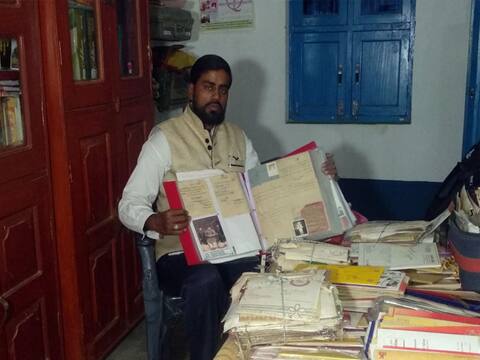 शादी के कार्डों वाले बाबा के नाम से फेमस हैं गाजीपुर के कुंअर नसीम रजा खान, ये बात जानकर हैरान रह जाएंगे आप शादी के कार्डों वाले बाबा के नाम से फेमस हैं गाजीपुर के कुंअर नसीम रजा खान, ये बात जानकर हैरान रह जाएंगे आप