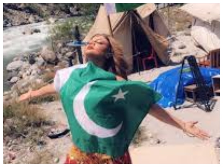 Rakhi Sawant Posing with Pakistan Flag Reality check पाकिस्तानी झंडे में लिपटी राखी सावंत की तस्वीर का ये है सच