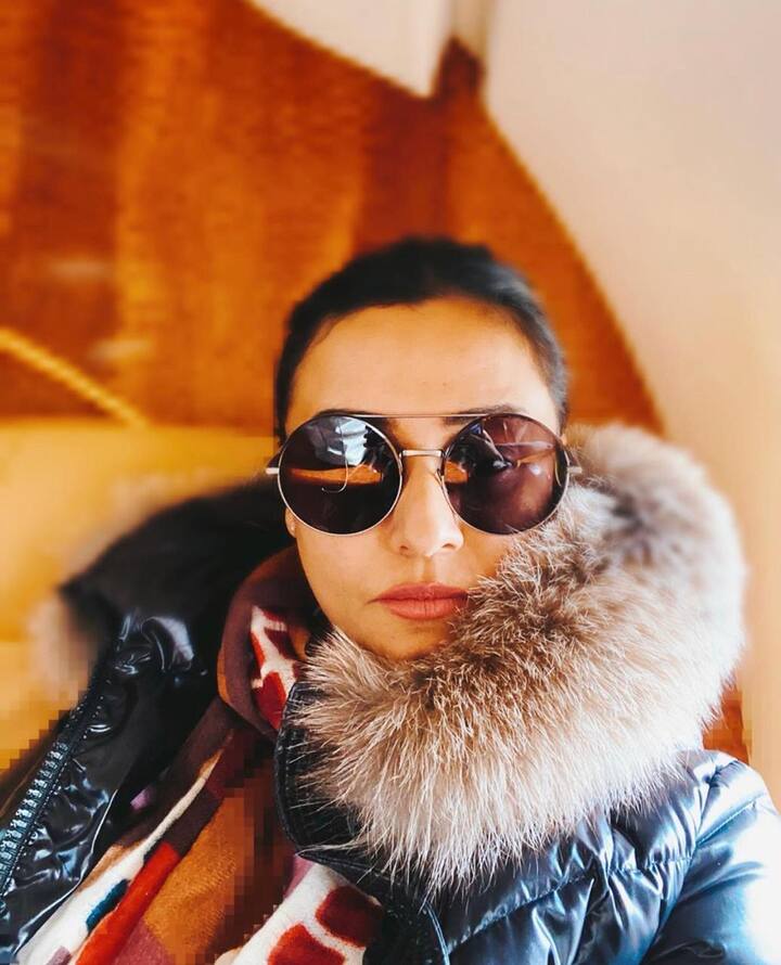 आपको बता दें कि नम्रता बॉलीवुड की मशहूर एक्ट्रेस शिल्‍पा शिरोडकर की छोटी बहन हैं. नम्रता ने अपने करियर की शुरुआत साल 1998 में फिल्म 'जब प्‍यार किसी से होता है' से सुपरस्टार सलमान खान के साथ की थी और पहली ही फिल्म से वो दर्शकों के दिलों पर राज करने लगी थीं. नम्रता ने ना सिर्फ हिंदी बल्कि तमिल, तेलगु, मलयालम, मराठी और कन्नड़ भाषा में भी कई फिल्मों में काम किया है.  