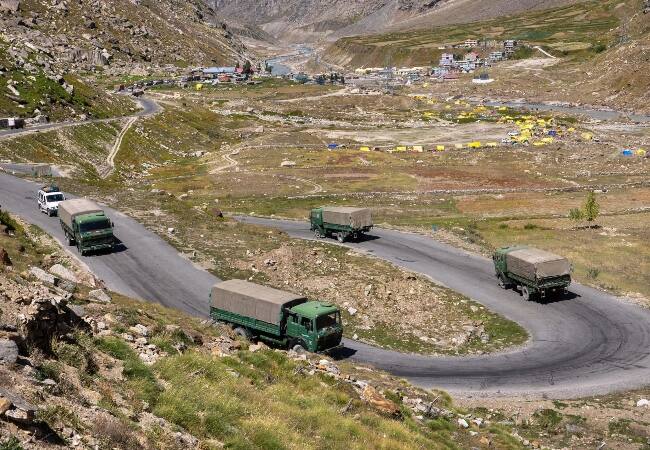 भारत-चीन सीमा विवाद: सेनाओं ने संयुक्त बयान में कहा- दोनों देश अग्रिम मोर्चे पर और अधिक सैनिक न भेजने पर सहमत Indian and Chinese army agree to avoid taking any actions that may complicate situation भारत-चीन सीमा विवाद: सेनाओं ने संयुक्त बयान में कहा- दोनों देश अग्रिम मोर्चे पर और अधिक सैनिक न भेजने पर सहमत