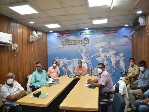 अवैध रूप से सरकारी आवास में रह रहे 13 कर्मियों को DM ने 48 घंटे के अंदर आवास खाली करने का दिया आदेश अवैध रूप से सरकारी आवास में रह रहे 13 कर्मियों को DM ने 48 घंटे के अंदर आवास खाली करने का दिया आदेश