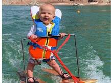 अमेरिका: 6 महीने के बच्चे ने नदी में वॉटर स्कीइंग कर बनाया रिकॉर्ड, वायरल हो रहा है वीडियो