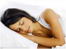 How to Sleep Better: जानिए तकिए पर किस पोजिशन में सोने से त्वचा को लकीरों या झुर्रियों से बचाया जा सकता है