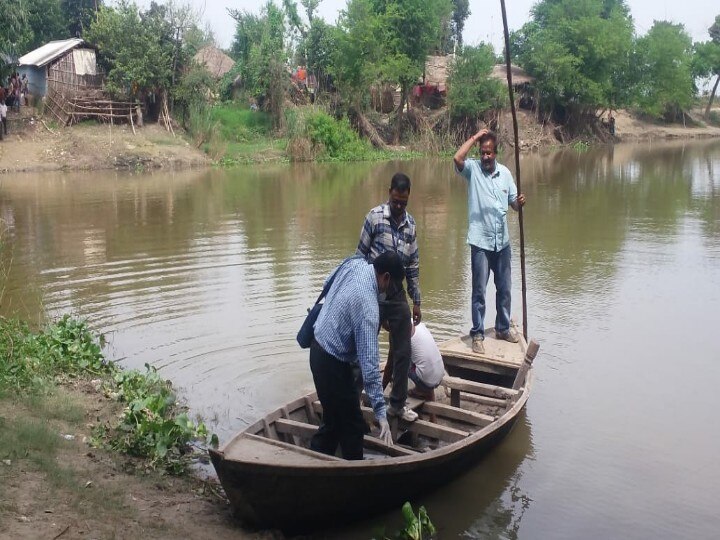 मंत्री जी के विधानसभा क्षेत्र से कोसों दूर है विकास, टेंट में चलता है स्कूल, नाव से सामान लाने जाते हैं लोग