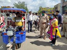 एटाः प्रभारी जिला अधिकारी कंचन शरण को कोरोना योद्धा कह रहे हैं लोग, जानिए क्यों ?