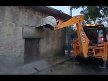 यूपी: अपराधियों के खिलाफ योगी सरकार की कार्रवाई जारी, अब ढहाया गैंगस्टर जाबिर और साबिर का घर