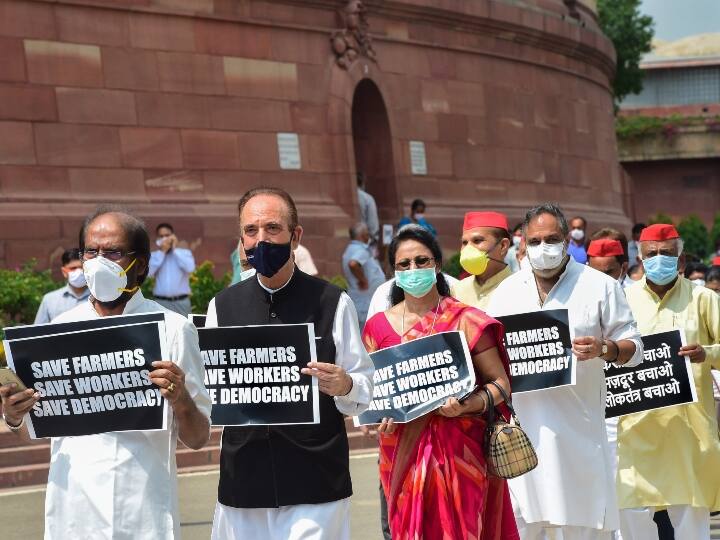 किसान बिल: राज्यसभा में विपक्ष के सांसदों ने संसद भवन परिसर में किया मार्च, विरोध में नारे लगाए MPs of Opposition parties march in Parliament premises in protest over farm bills ANN किसान बिल: राज्यसभा में विपक्ष के सांसदों ने संसद भवन परिसर में किया मार्च, विरोध में नारे लगाए