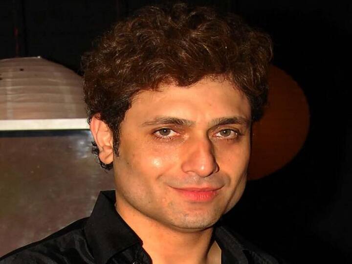 बॉलीवुड एक्टर शाइनी आहूजा को इस शो के आठवें सीजन के लिए अप्रोच किया गया था, मीडिया रिपोर्ट्स के मुताबिक़ उन्होंने मेकर्स से साफ इंकार कर दिया था.