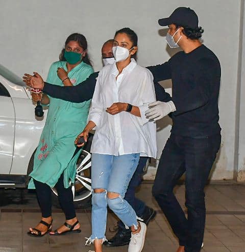  बॉलीवुड अभिनेत्री रकुल प्रीत सिंह मुंबई पहुंच चुकी हैं. नारकोटिक्स कंट्रोल ब्यूरो (एनसीबी) ने ड्रग्स केस में उन्हें समन भेजा था जिसपर रकुल ने साइन किया है. अब रकुल प्रीत सिंह आज एनसीबी के सामने पेश होंगी. 