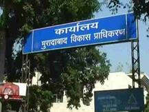 मुरादाबाद में EWS मकानों पर अवैध कब्जा कर पाली जा रही हैं मुर्गियां, शाम को होती है दारू पार्टी