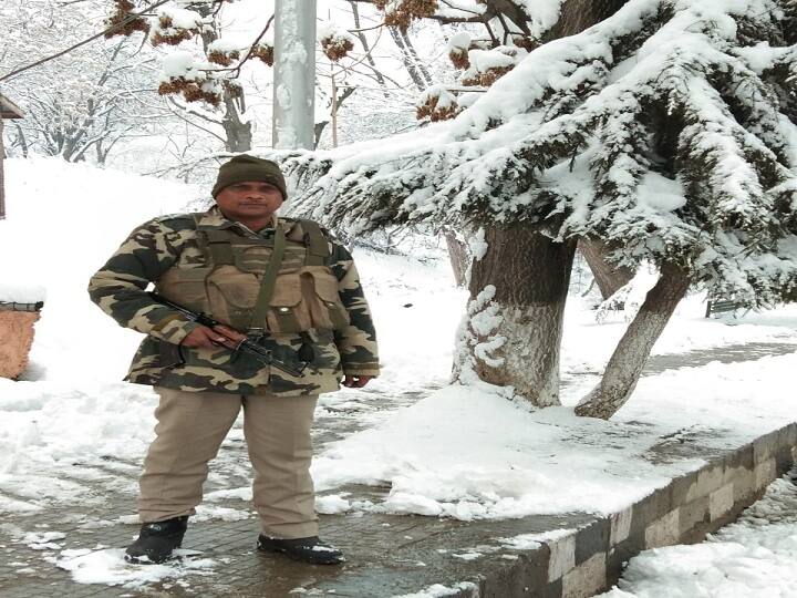 Body of CRPF jawan Naresh Badole who was martyred in the terrorist attack reached his house ANN जम्मू: आतंकवादी हमले में शहीद हुए CRPF जवान नरेश बडोले का पार्थव शरीर उनके घर पहुंचा, सम्मान से किया जाएगा अंतिम संस्कार