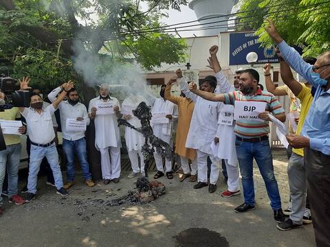 जम्मू: बीजेपी नेताओं से सरकारी आवास ना खाली कराने का सरकार पर आरोप, विपक्ष ने किया प्रदर्शन जम्मू: बीजेपी नेताओं से सरकारी आवास ना खाली कराने का सरकार पर आरोप, विपक्ष ने किया प्रदर्शन