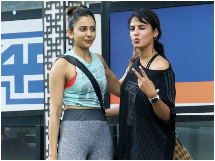 After Deepika padukone NCB recovers rhea chakraborty drugs chat with rhea chakraborty in drug case दीपिका पादुकोण के बाद अब रकुल प्रीत की ड्रग चैट भी लगी NCB के हाथ, रिया से होती थी ड्रग की बातें