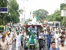 In Pics: किसानों की आवाज बुलंद करने एकजुट होकर सड़क पर उतरी विपक्ष, किसान बिल का किया विरोध