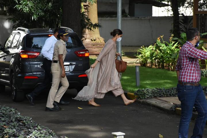 अभिनेत्री दीपिका पादुकोण रात को किसी होटल में ठहरी थीं. होटल से सीधे एनसीबी के दफ्तर पहुंची हैं. 
