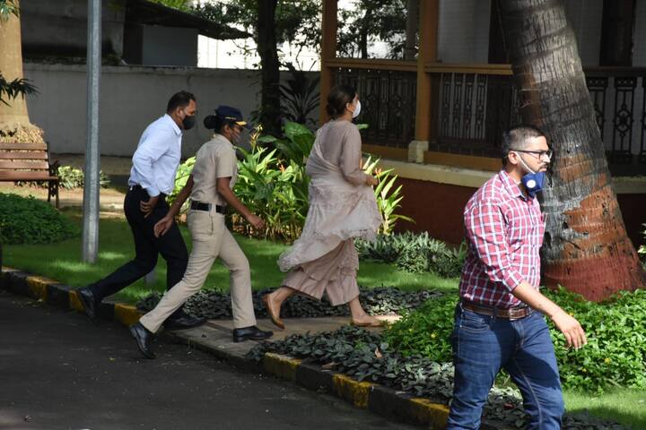 एनसीबी दीपिका पादुकोण और उनकी टैलेंट मैनेजर करिश्मा प्रकाश से आमने सामने बैठाकर पूछताछ कर सकती है. दीपिका और करिश्मा की एक चैट वायरल हुई थी, जिसको लेकर एनसीबी इन दोनों से पूछताछ कर सकती है.