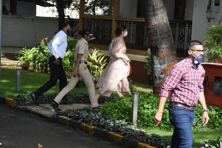 दीपिका पादुकोण और उनके पति रणवीर सिंह ने एक फाइव स्टार होटल में वकीलों की टीम से मुलाकात की. माना जा रहा है कि एनसीबी से पूछताछ को लेकर उन्होंने वकीलों से चर्चा की है.