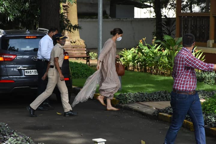 दीपिका पादुकोण से एनसीबी गेस्ट हाउस में पूछताछ शुरू की जा चुकी है. ड्रग्स मामले को लेकर एनसीबी उनसे कई अहम सवाल कर सकती है.