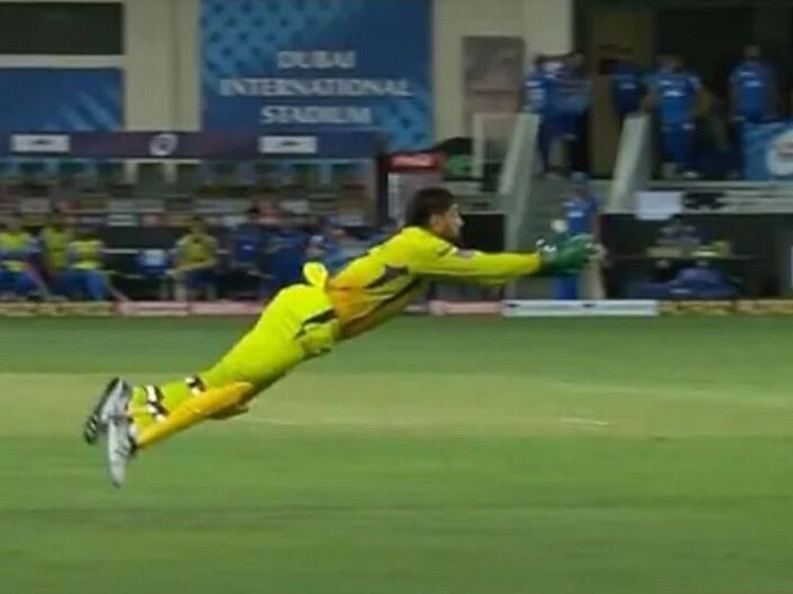 IPL, Dhoni wonderful catch behind the stumps, see video here IPL 2020: धोनी ने हवा में उड़ते हुए पकड़ा कमाल का कैच, वायरल हो रहा है वीडियो