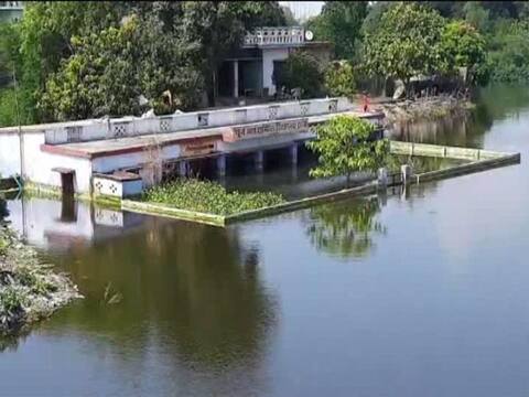 छतों पर फाइलों को बचाने का संघर्ष, तिरपाल में टीचर, ये है पानी में डूबा गोरखपुर का स्कूल छतों पर फाइलों को बचाने का संघर्ष, तिरपाल में टीचर, ये है पानी में डूबा गोरखपुर का स्कूल