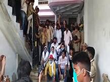 अतीक के करीबी की बिल्डिंग गिराने पर सपाइयों ने किया जमकर हंगामा, कई गिरफ्तार भी हुए