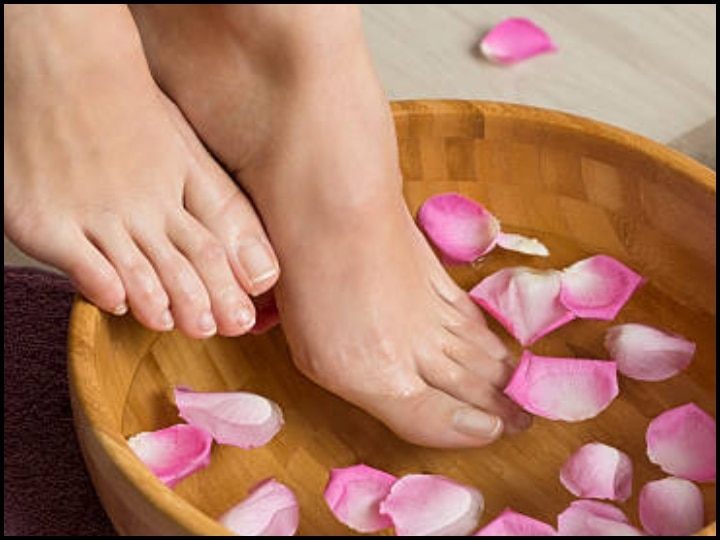 How to do a pedicure at home Make homemade scrub for pedicure घर पर पेडीक्योर करने का आसान तरीका, होम मेड स्क्रब से निखारें पैरों की सुंदरता