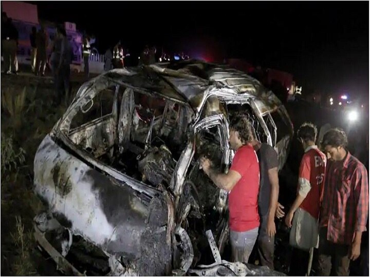 Passenger van catches fire in Pakistan 13 killed पाकिस्तान में यात्री वैन पलटने से 13 की मौत, यात्रियों के शरीर पूरी तरह से जले हुए मिले