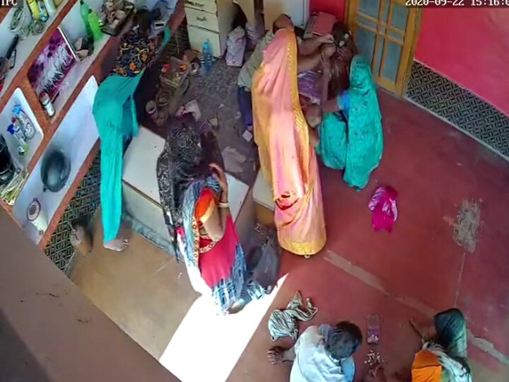 Women steals jwellery from shop captured in cctv in jaluan ANN जालौनः शातिर महिलाओं ने सर्राफ की दुकान से उड़ाया सोना, सीसीटीवी में दर्ज हुई घटना