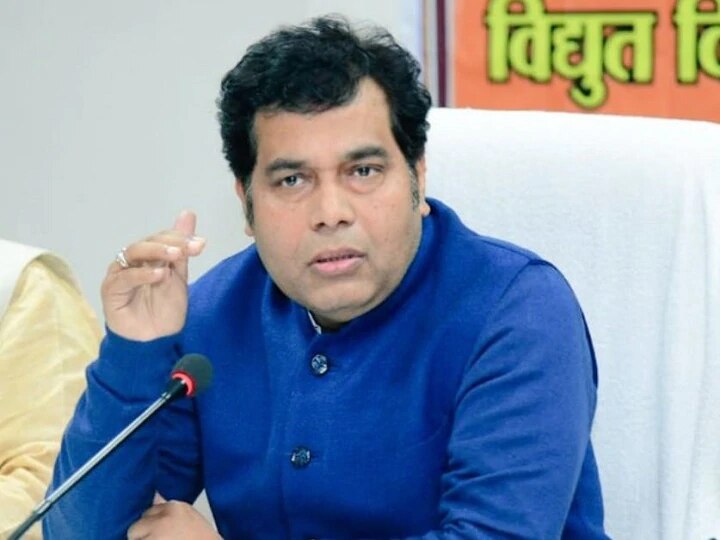 Energy Minister Shrikant Sharma visit to mathura power distribution center ANN मथुराः श्रीकांत शर्मा ने लगाई फटकार, कहा- बिजली विभाग की शिकायतों का हो जल्द निपटारा