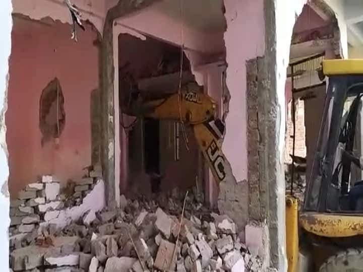 प्रयागराज: पूर्व बाहुबली सांसद अतीक अहमद के शूटर पर कसा शिकंजा, दो मंजिला लॉज पर चला बुलडोजर atiq ahmad shooter lodge demolished in prayagraj uttar Pradesh ann प्रयागराज: पूर्व बाहुबली सांसद अतीक अहमद के शूटर पर कसा शिकंजा, दो मंजिला लॉज पर चला बुलडोजर