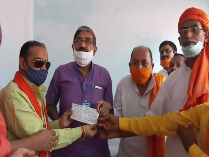 CM Yogi Adityanath organization Vishwa Hindu Mahasangh also donated for ram mandir in ayodhya ann अयोध्या: राम मंदिर निर्माण के लिए सीएम योगी के संगठन ने किया सहयोग, सौंपा 2 लाख 22 हजार रुपये का चेक