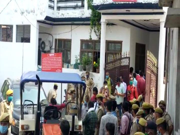 Police siezed the property of Raebareli top ten criminal ann ढोल-नगाड़े के साथ कुर्की की कार्रवाई, रायबरेली के इस बड़े अपराधी की एक करोड़ की संपत्ति जब्त