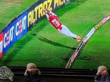RR vs KXIP: सुपरमैन की तरह डाइव लगाकर निकोलस पूरन ने बचाया छक्का, बल्लेबाज़ रह गया हैरान
