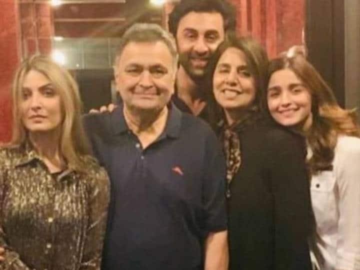 कहा जा रहा था इस साल वह आलिया भट्ट के साथ शादी करने वाले थे और इसकी तैयारियां भी कर रहे थे. लेकिन पिता ऋषि कपूर की मौत और कोरोना वायरस महामारी के चलते इसे टाल दिया गया है.