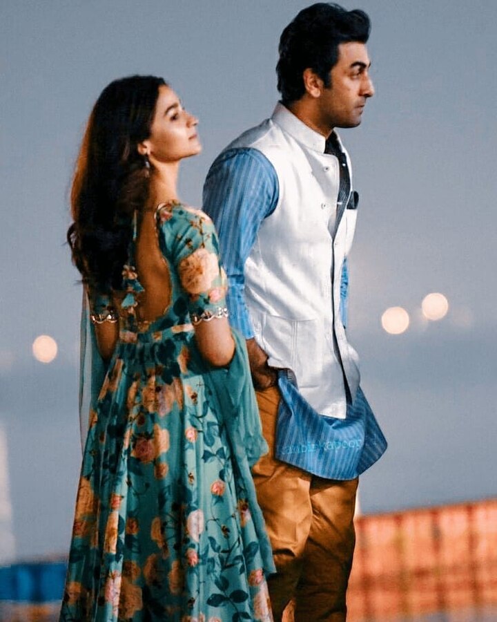 आलिया भट्ट की मां सोनी राज़दान के बर्थडे सेलिब्रेशन में परिवार सहित रणबीर कपूर, देखें तस्वीरें