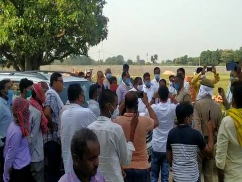 रायबरेलीः कृषि कानूनों का विरोध करने लखनऊ जा रहे थे कांग्रेसी, पुलिस ने रास्ते में ही रोककर किया नजरबंद रायबरेलीः कृषि कानूनों का विरोध करने लखनऊ जा रहे थे कांग्रेसी, पुलिस ने रास्ते में ही रोककर किया नजरबंद