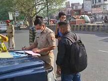 मेरठः कोरोना के बढ़ते संक्रमण को रोकने के लिए सख्त हुई पुलिस, बिना मास्क घूम रहे कई लोगों का काटा चालान