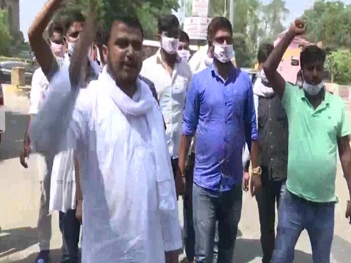 Opposition strong Protest on Farmers Bill in Lucknow ann उपचुनाव में सियासी फायदे की होड़ में तेज होता किसान कानून का विरोध, विपक्ष का जोरदार प्रदर्शन