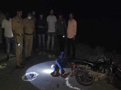 अयोध्या: पुलिस मुठभेड़ में इनामी बदमाश के पैर में लगी गोली, क्राइम ब्रांच का सिपाही भी हुआ घायल अयोध्या: पुलिस मुठभेड़ में इनामी बदमाश के पैर में लगी गोली, क्राइम ब्रांच का सिपाही भी हुआ घायल