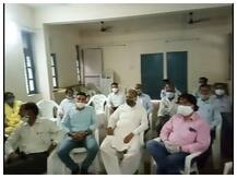 सहारनपुर में जिला विद्यालय शिक्षा निरीक्षक की बदतमीजी से तंग कर्मचारी बैठे धरने पर