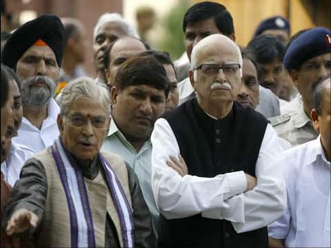 अयोध्या में विवादित ढांचा साजिशन गिराया गया या कारसेवकों के गुस्से में तोड़ा गया? कल आएगा फैसला अयोध्या में विवादित ढांचा साजिशन गिराया गया या कारसेवकों के गुस्से में तोड़ा गया? कल आएगा फैसला